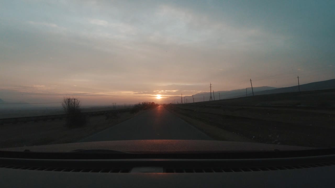 시골에서 향수를 불러 일으키는 일몰 드라이브