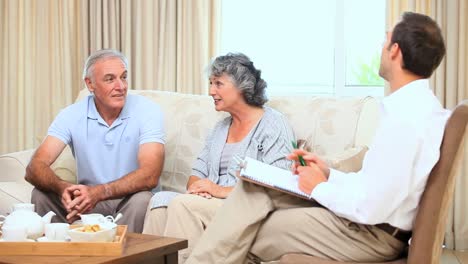 Pareja-De-Ancianos-Hablando-Con-Un-Comercial