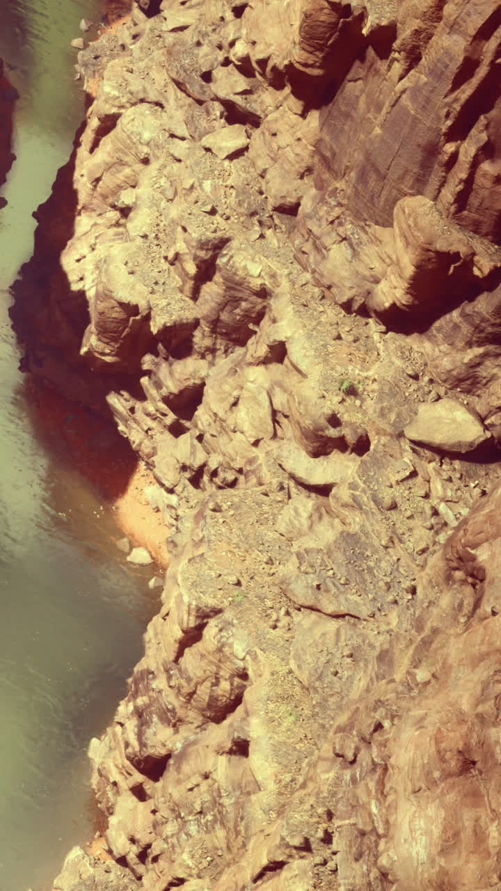 Vista mozzafiato di scogliere aspre e fiume sereno sotto una luce dorata
