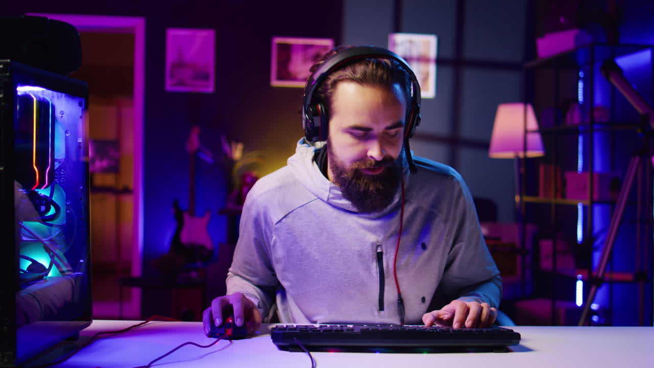 el jugador de esports se filma a sí mismo jugando videojuegos frente a los fanáticos de internet durante la transmisión en vivo