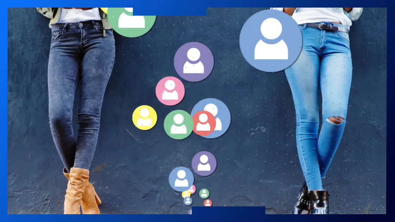 animación de iconos de perfil multicolores sobre diversas hembras tomando apoyo de pared y usando teléfono celular