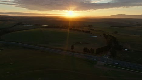 drei autos fahren bei sonnenaufgang durch eine wunderschöne südafrikanische landschaft