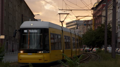 elektrische straßenbahn wird während des sonnenuntergangs für den öffentlichen verkehr in berlin genutzt