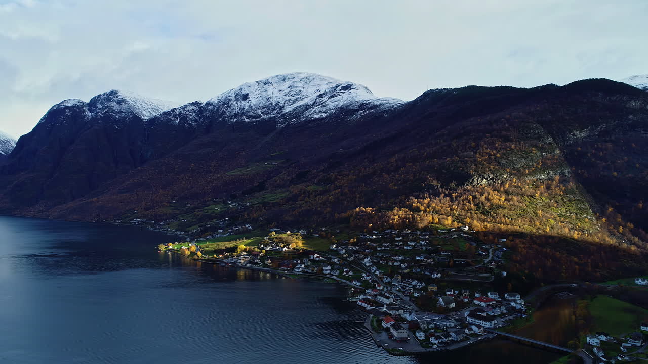 paisaje pintoresco de una ciudad costera de montaña durante el invierno soleado