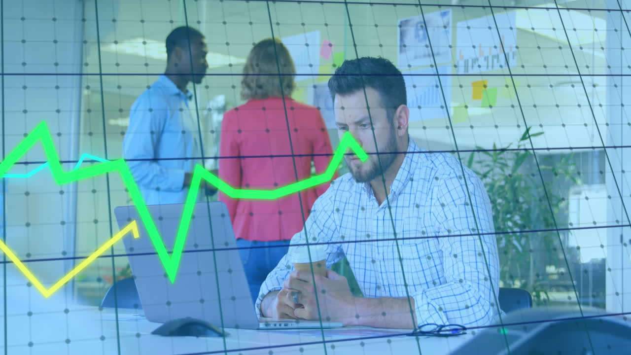 animación del procesamiento de datos financieros sobre diversas personas en la oficina