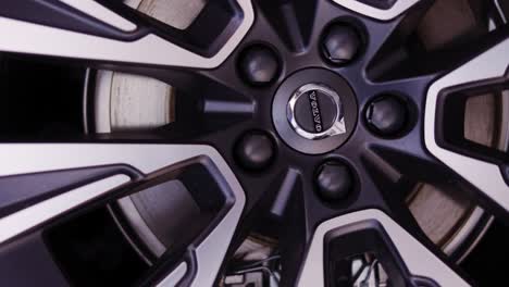 odesa, ucrania - noviembre de 2021: primer plano de las llantas de un coche volvo