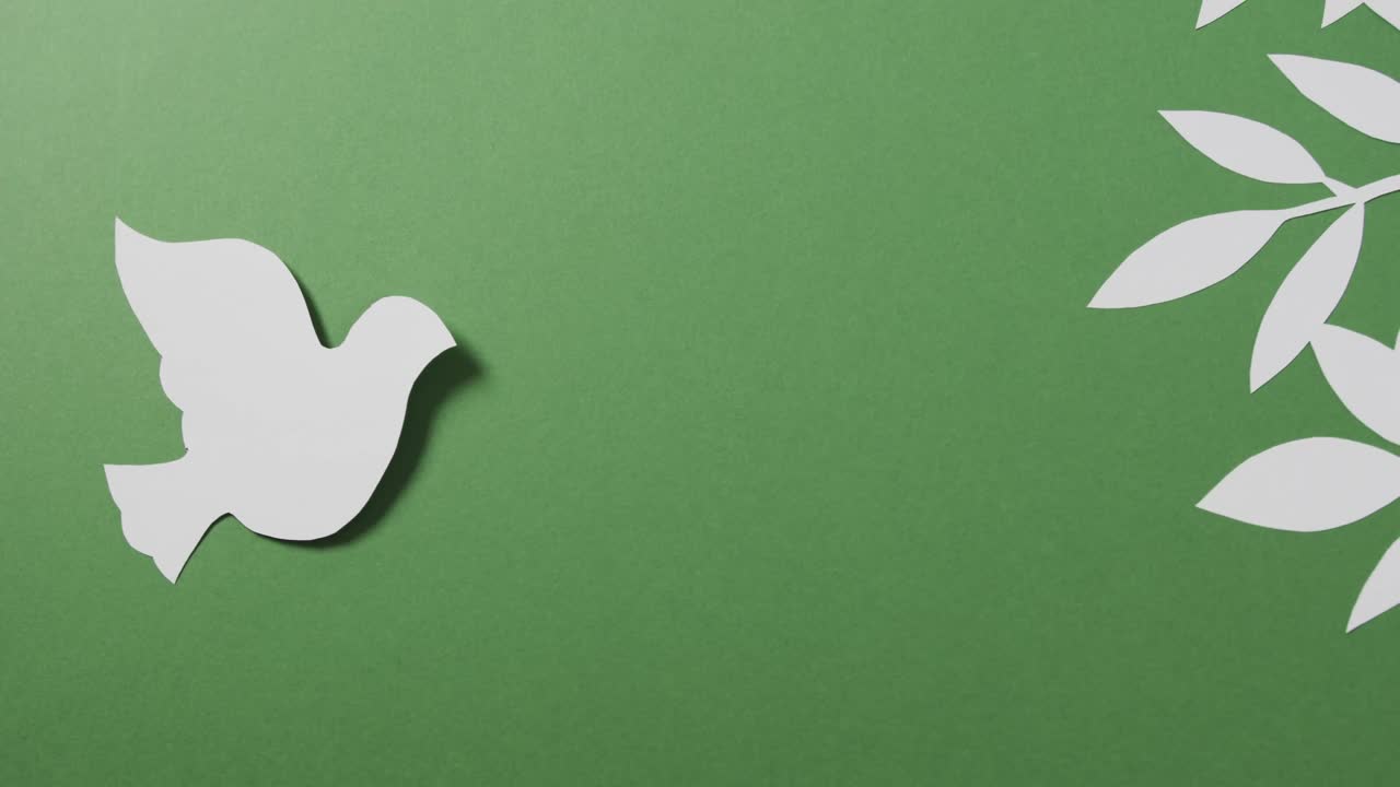 녹색 배경 에 잎 과 사본 공간 을 가진  ⁇  비둘기 의 클로즈업