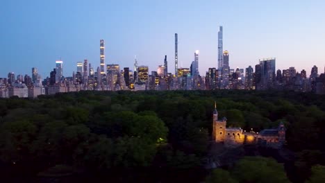 Panorámica-Aérea:-Nueva-York-Desde-Central-Park-Por-La-Noche,-Luces-De-La-Ciudad