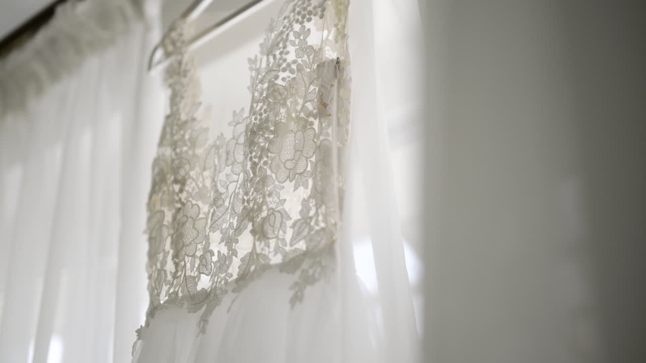 Elegante abito da sposa bianco con dettagli in pizzo intricati