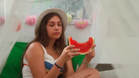 Mujer-Joven-Comiendo-Sandía-Fresca-En-La-Tienda-Del-Patio-Trasero.