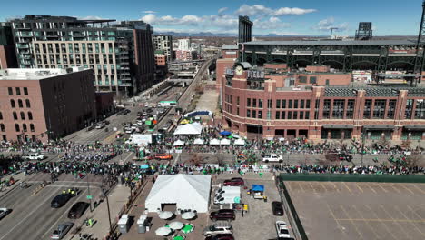 Drone-shot-of-a-large-Saint-Patrick's-Day-parade-in-downtown-Denver,-Colorado