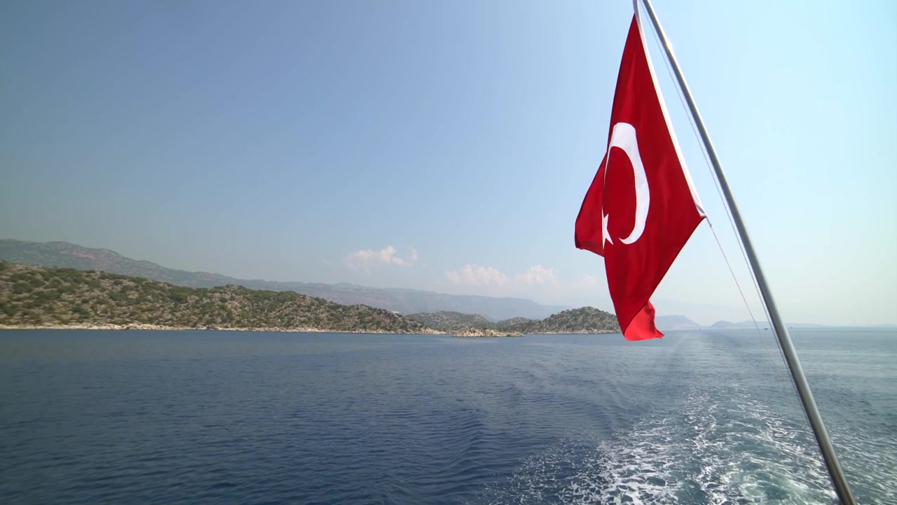 Denizde bir teknede dalgalanan Türk Bayrağı.