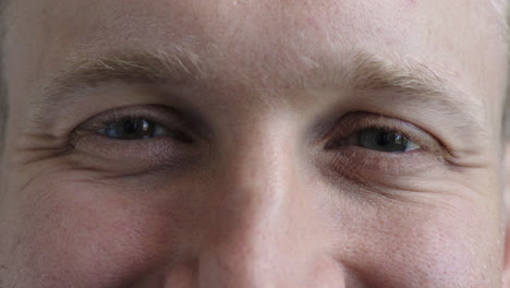 hombre feliz de cerca ojos azules mirando parpadeando sonriente hombre caucásico vista sana sentido ocular