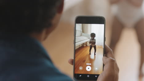 Padre-Feliz-Grabando-Un-Video-Del-Bebé-Usando-Un-Teléfono-Inteligente-Padre-Orgulloso-Fotografiando-A-Un-Lindo-Niño-Caminando-Compartiendo-El-Estilo-De-Vida-De-La-Paternidad-En-Las-Redes-Sociales