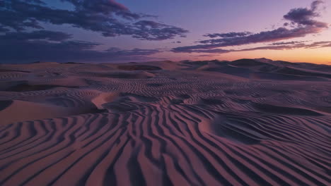 puesta de sol sobre las dunas de arena