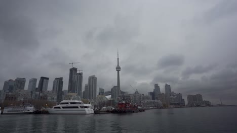 Vista-Del-Horizonte-Del-Centro-De-Toronto-Desde-El-Paseo-Marítimo-Del-Lago-Ontario