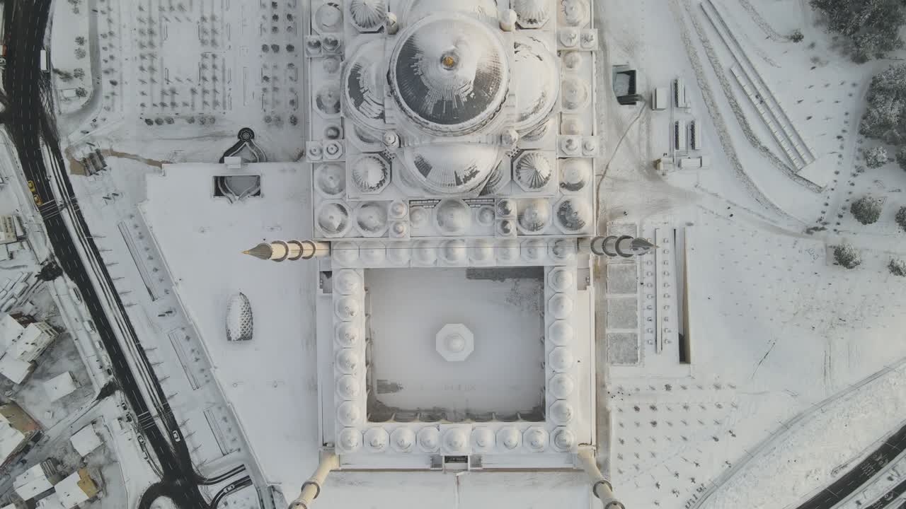 눈 속 에 있는 카밀리카 모스크