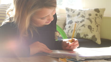 Niña-Sentada-A-La-Mesa-En-El-Interior-Haciendo-La-Tarea