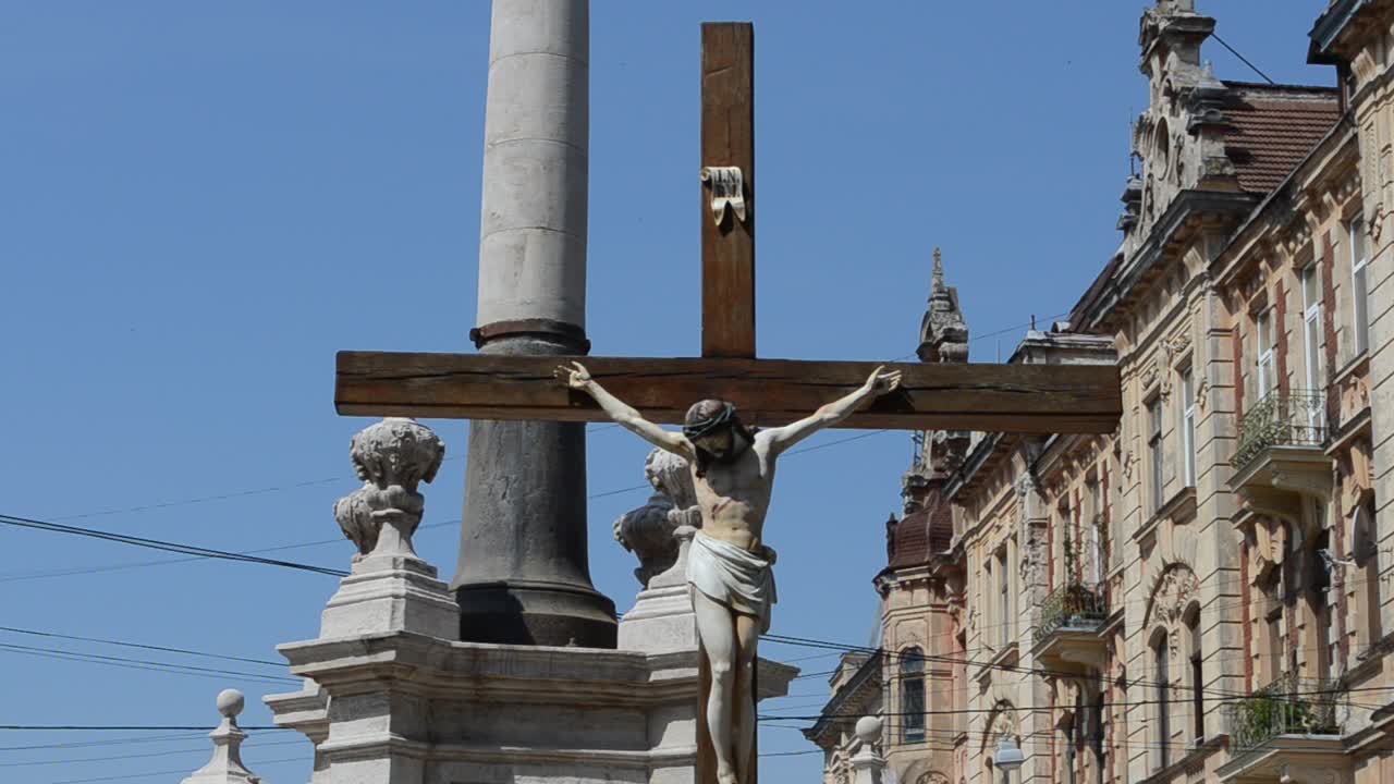 Croce vicino al tempio. Croce vicino al tempio greco-cattolico di Sant'Andrea. Leopoli, Ucraina