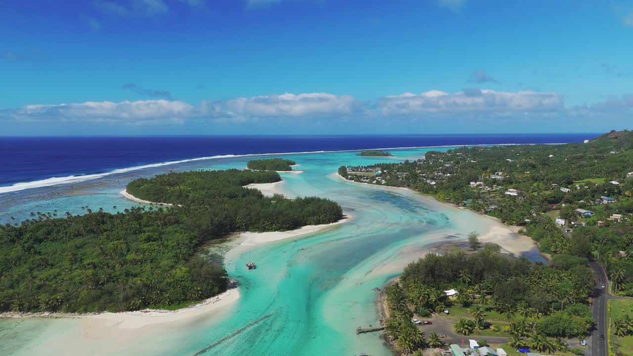 vista aérea de la laguna muri, rarotonga, que muestra aguas turquesas cristalinas, costas arenosas, islas exuberantes y un vibrante paisaje tropical bajo un cielo azul
