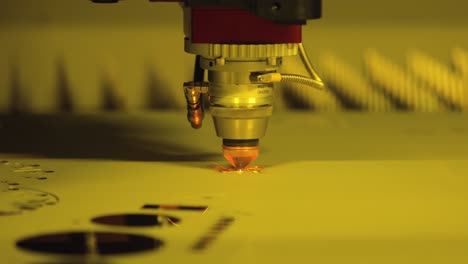 corte láser cnc de metal, tecnología industrial moderna.