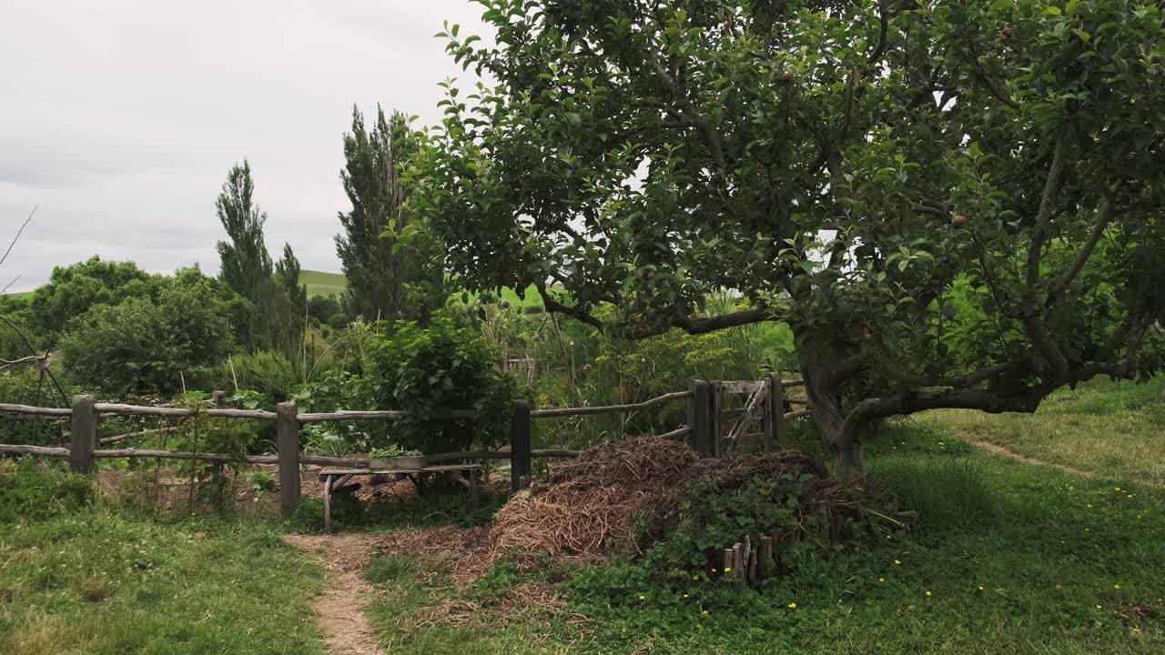 una encantadora vieja valla de madera y jardín, nueva zelanda