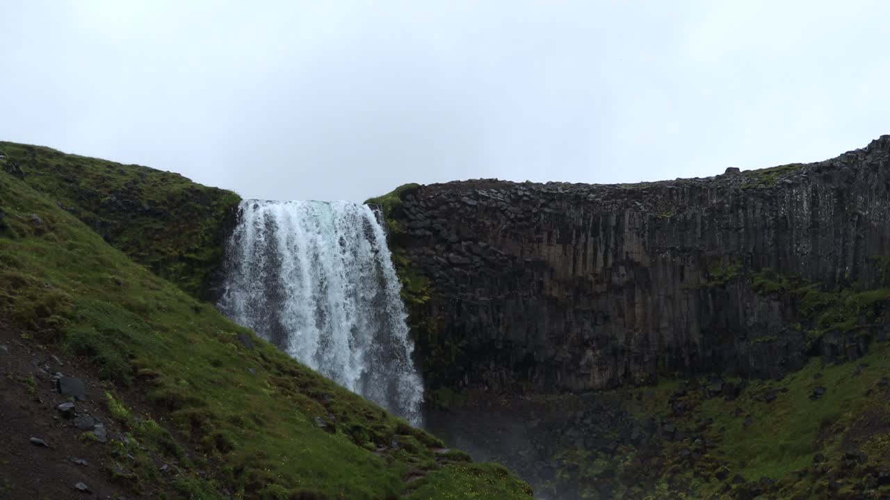 hermosa cascada de svodufoss en islandia, 4k