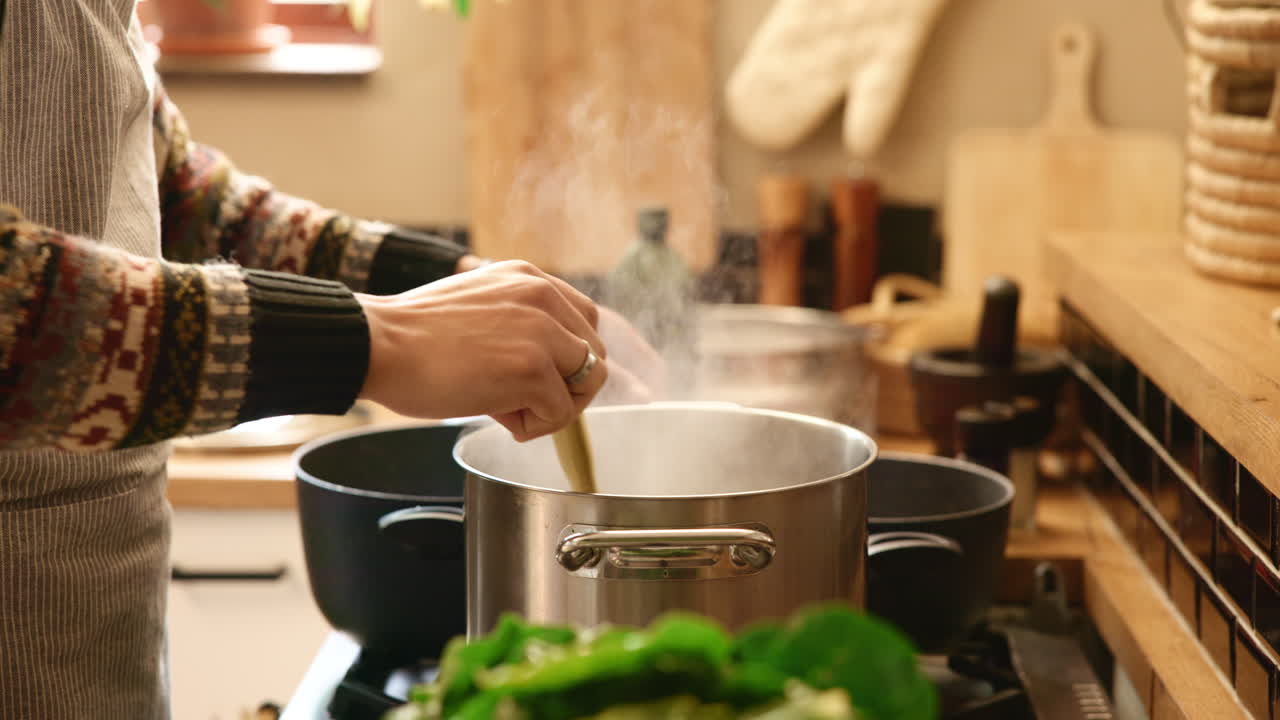주방 에서 요리 하는 사람, 는 물 을 는 사람