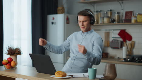 Melodienliebhaber-Genießen-Musikkopfhörer-Mit-Laptop-In-Der-Küche.-DJ-Arbeitet-Von-Zu-Hause-Aus.