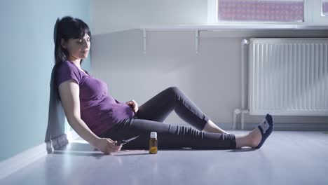 그녀의 앞에 칼과 약을 바라보는 곤란한 여성.