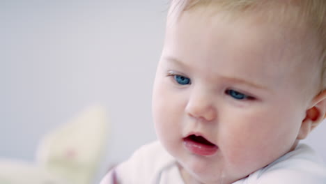 Un-Niño-Feliz-Sentado-En-La-Cama-De-Sus-Padres-Jugando-Con-Un-Juguete