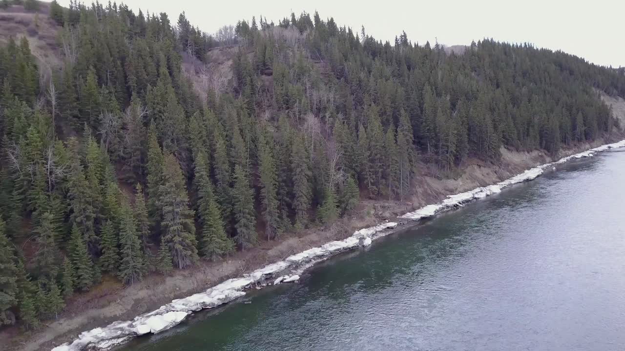 hielo sucio bordea la orilla de un río en primavera