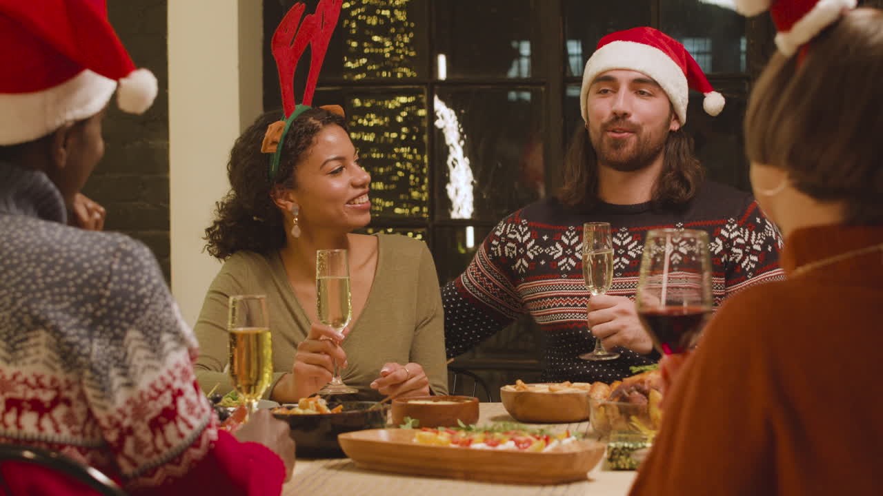 amigos en la cena de navidad