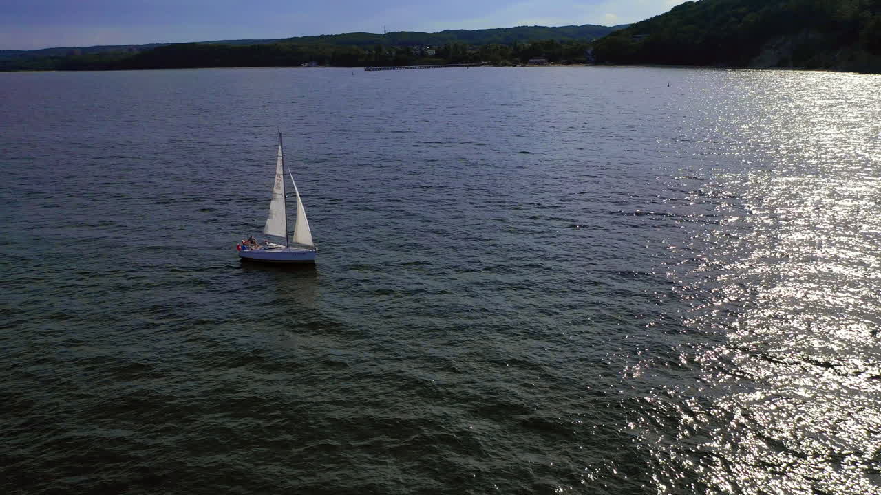 Yacht a vela sull'oceano