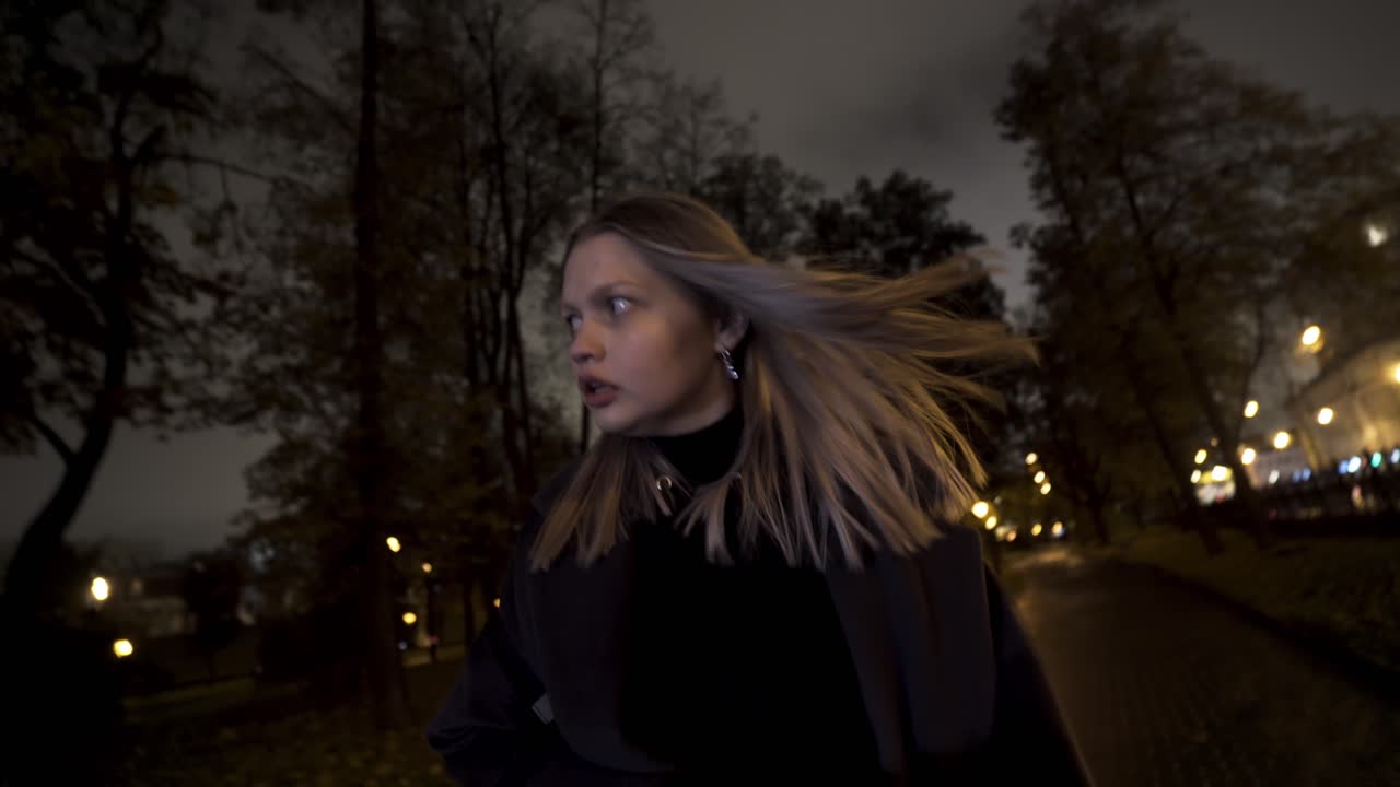 женщина, гуляющая ночью в парке.