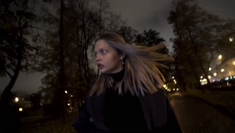 mujer caminando por la noche en un parque