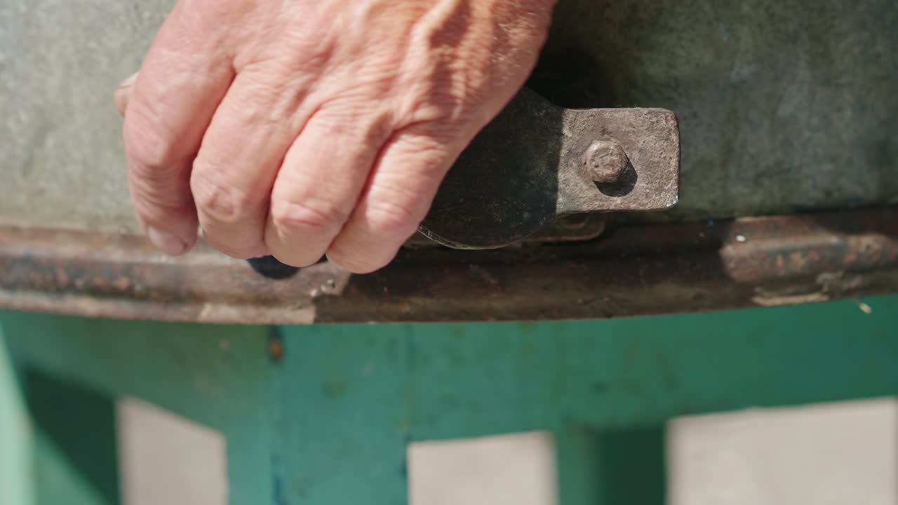 свежий нефильтрованный мед вытекает из медогонки рука открывает кран 4k видео