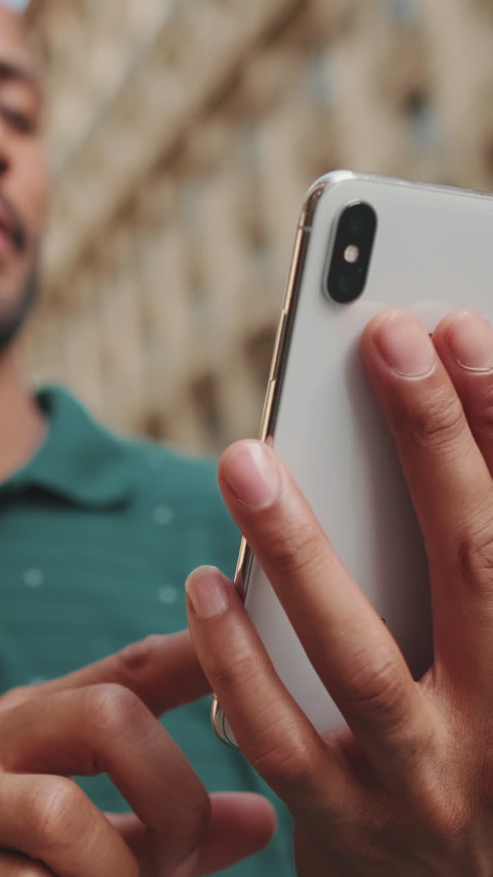 usando un teléfono inteligente