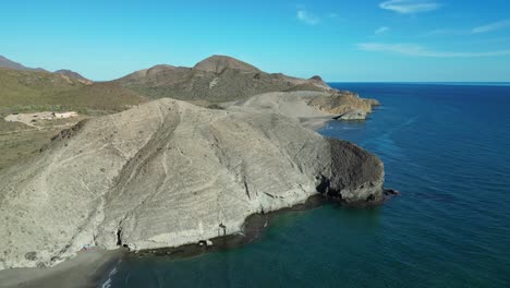 Acantilados-Rocosos-Y-Playa-Monsul-En-Cabo-De-Gata,-Almería,-Andalucía,-España---Antena-4k-Dando-Vueltas