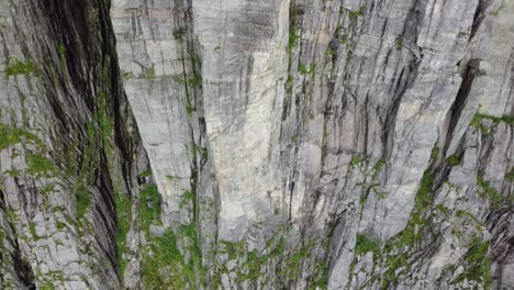volando el famoso preikestolen en noruega