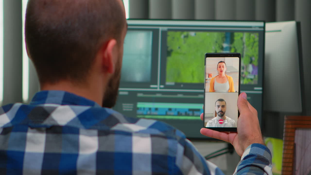 editor de video con discapacidad en silla de ruedas con videocall