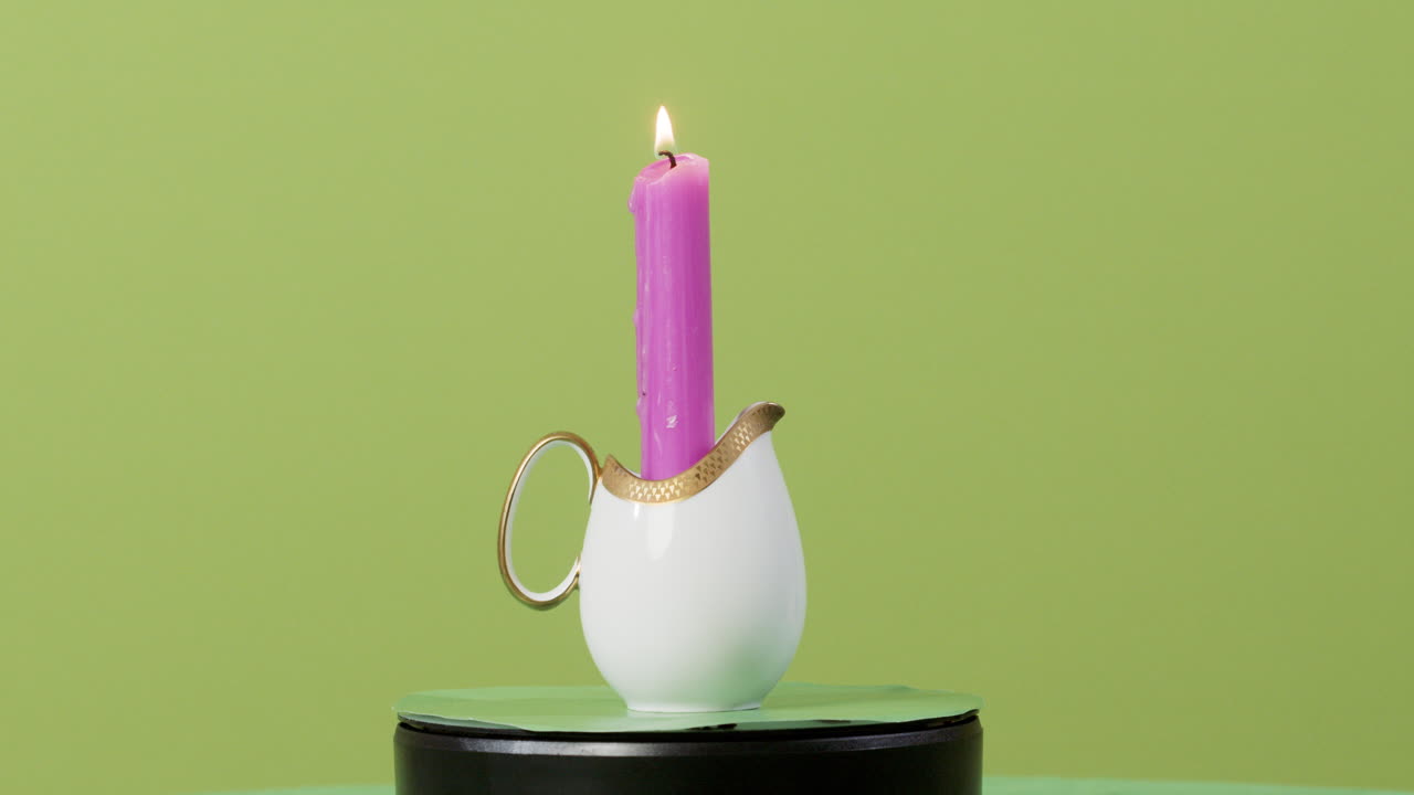 enciende una vela frente a una pantalla verde cromática.