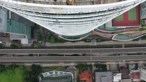 vista aérea de una ciudad moderna con edificios de gran altura y un paso elevado