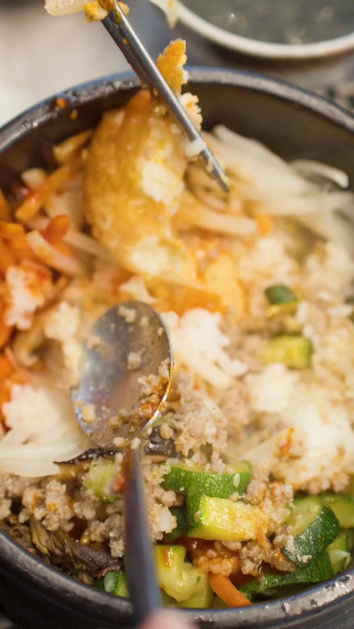 Mencampur Bibimbap Korea Lezat di Mangkuk Batu Panas