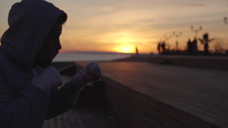 silueta de un boxeador entrenando al atardecer