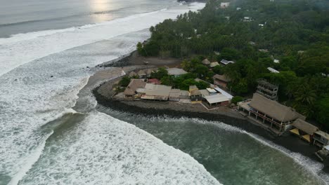 墨西哥薩爾瓦多 (el salvador) 的比特幣海灘景觀,日出和陽光反射在海灘的背景