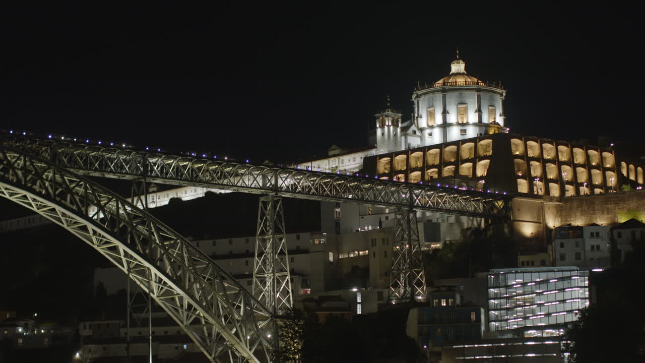 포르투갈 포르투에 있는 dom luís i 다리와 밤에 있는 교회