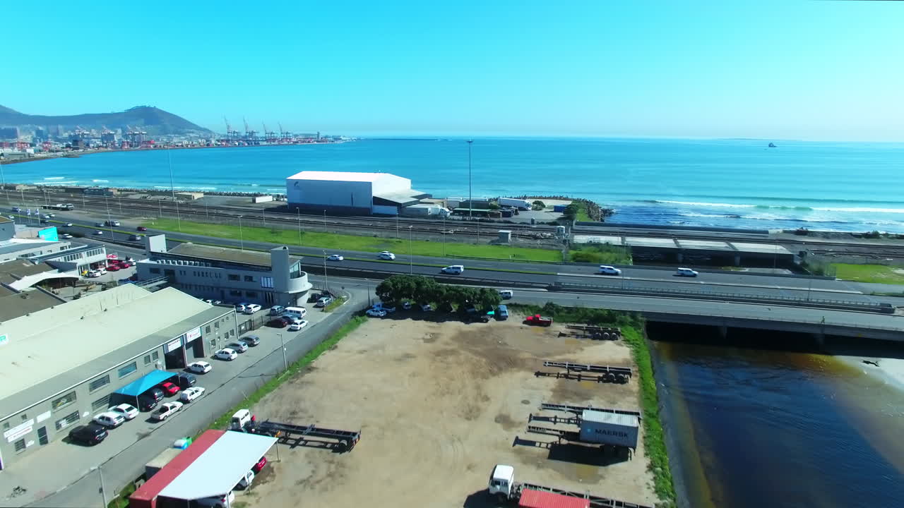 항구와 고속도로가 있는 해안 도시 풍경