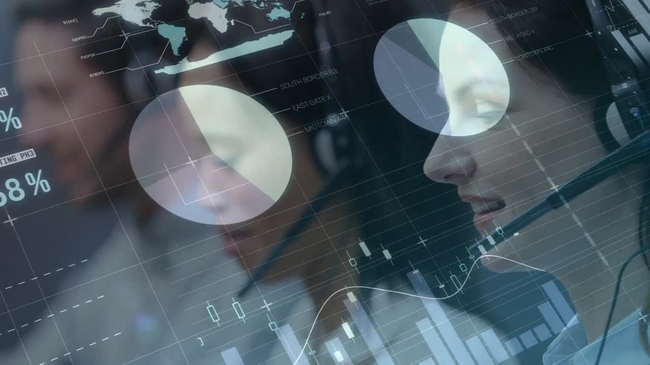 animación del procesamiento de datos financieros sobre diversas personas de negocios con auriculares