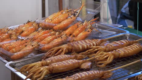 Mercado-Nocturno-De-Tailandia-Stand-De-Comida-Callejera-Calamares-Y-Langostinos-De-Río-Cocinados-Listos-Para-Servir